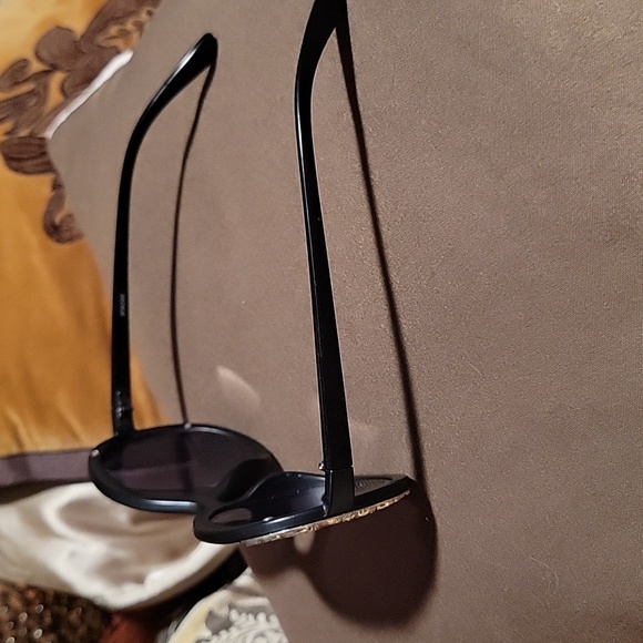 Black & Gold Round Sunglasses 👓 - Picture 7 of 8